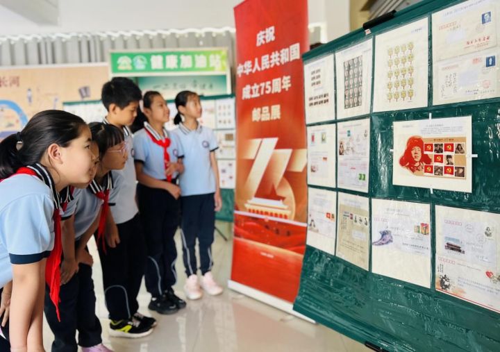威海市北竹島小學(xué)舉行“方寸伴我行，祖國(guó)在心中”紅色主題郵展